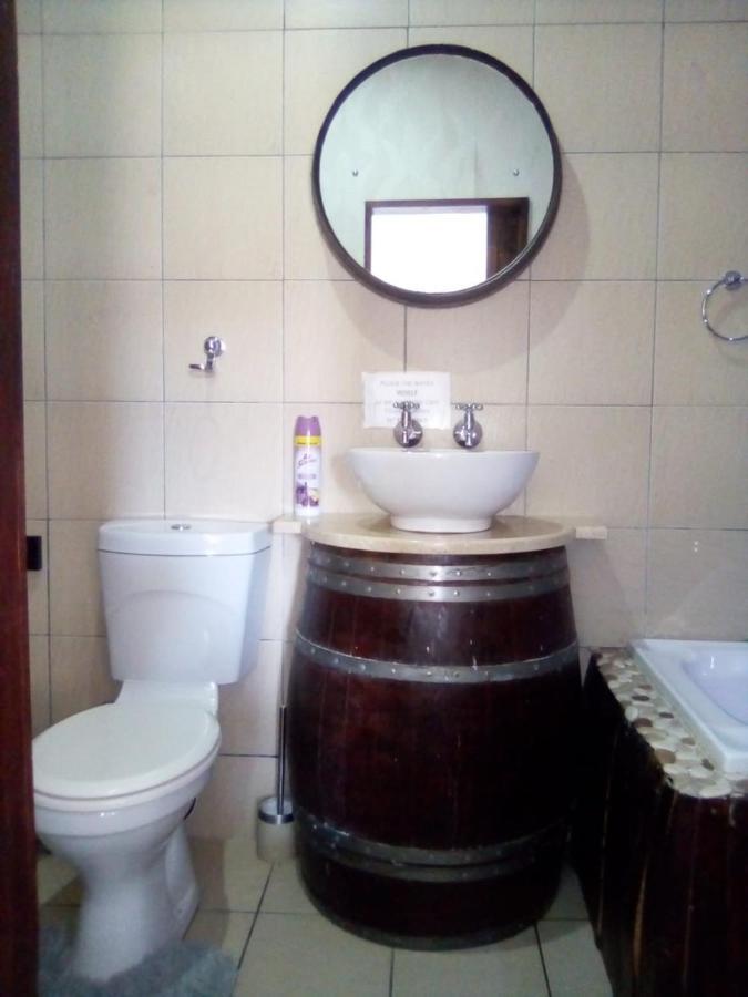 Bread And Barrel Guesthouse Bellville Città del Capo Esterno foto